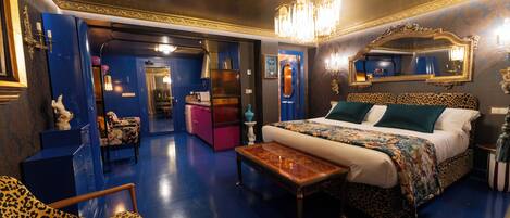 Standaard suite | Een kluis op de kamer, een laptopwerkplek, verduisterende gordijnen