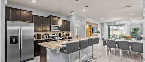 冷蔵庫、電子レンジ、オーブン、コンロ