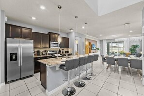 Geladeira, micro-ondas, fogão, cooktop