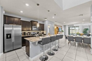 Microwave, dishwasher, high chair - 6 Bedrooms/ 4.5 Bathrooms/ Windsor Island (1661KL) (Davenport)