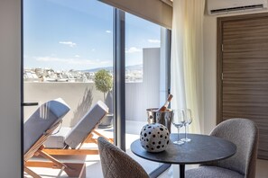 Standaard appartement, 1 queensize bed, niet-roken, kitchenette (with Sofabed) | Een kluis op de kamer, een bureau, een laptopwerkplek