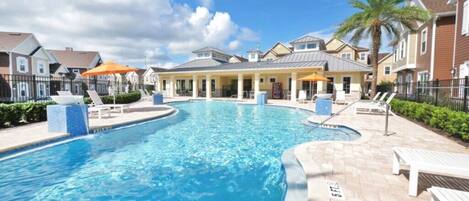 Lämmitetty uima-allas