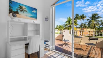 Departamento ejecutivo, 1 habitación, vista al lago | Tabla de planchar con plancha, wifi gratis y ropa de cama