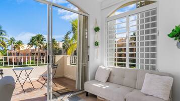 Executive appartement, 1 slaapkamer, uitzicht op meer | Woonruimte