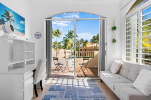 Apartamento executivo, 1 quarto, vista para o lago | Área de estar