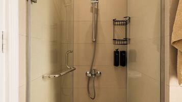 Apartment, 3 Bedrooms, Accessible, Smoking | Bathroom