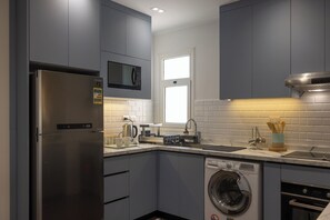 Apartment, 3 Bedrooms, Accessible, Smoking | Private kitchen