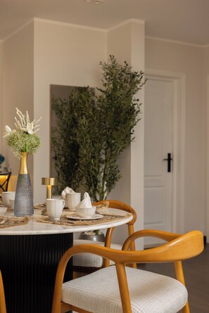 Apartment, 3 Bedrooms, Accessible, Smoking | Dining room