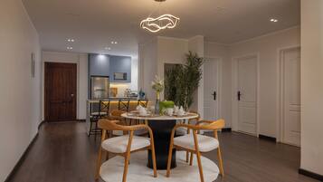 Apartment, 3 Bedrooms, Accessible, Smoking | Dining room