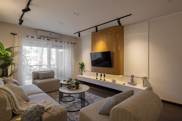 Apartment, 3 Bedrooms, Accessible, Smoking | Living room