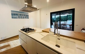 Frigorifero, microonde, forno, piano cottura