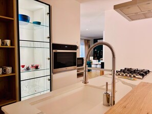 Kühlschrank, Mikrowelle, Ofen, Herdplatte