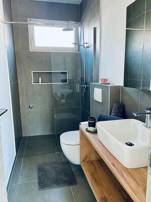 Douche, sèche-cheveux, serviettes fournies