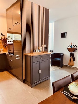 Frigorifero, forno, piano cottura, lavastoviglie