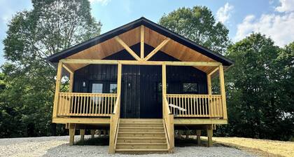 Burr Oak Cabin With Hot Tub and WIFI