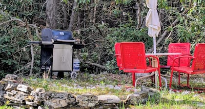 Cozy 1-bedroom cabin with AC, WiFi in lovely Milford, PA
