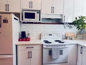 Køleskab, mikrobølgeovn, ovn, kogeplade