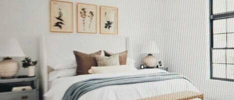 Comfort tweepersoonskamer | Een bureau, een laptopwerkplek, een strijkplank/strijkijzer