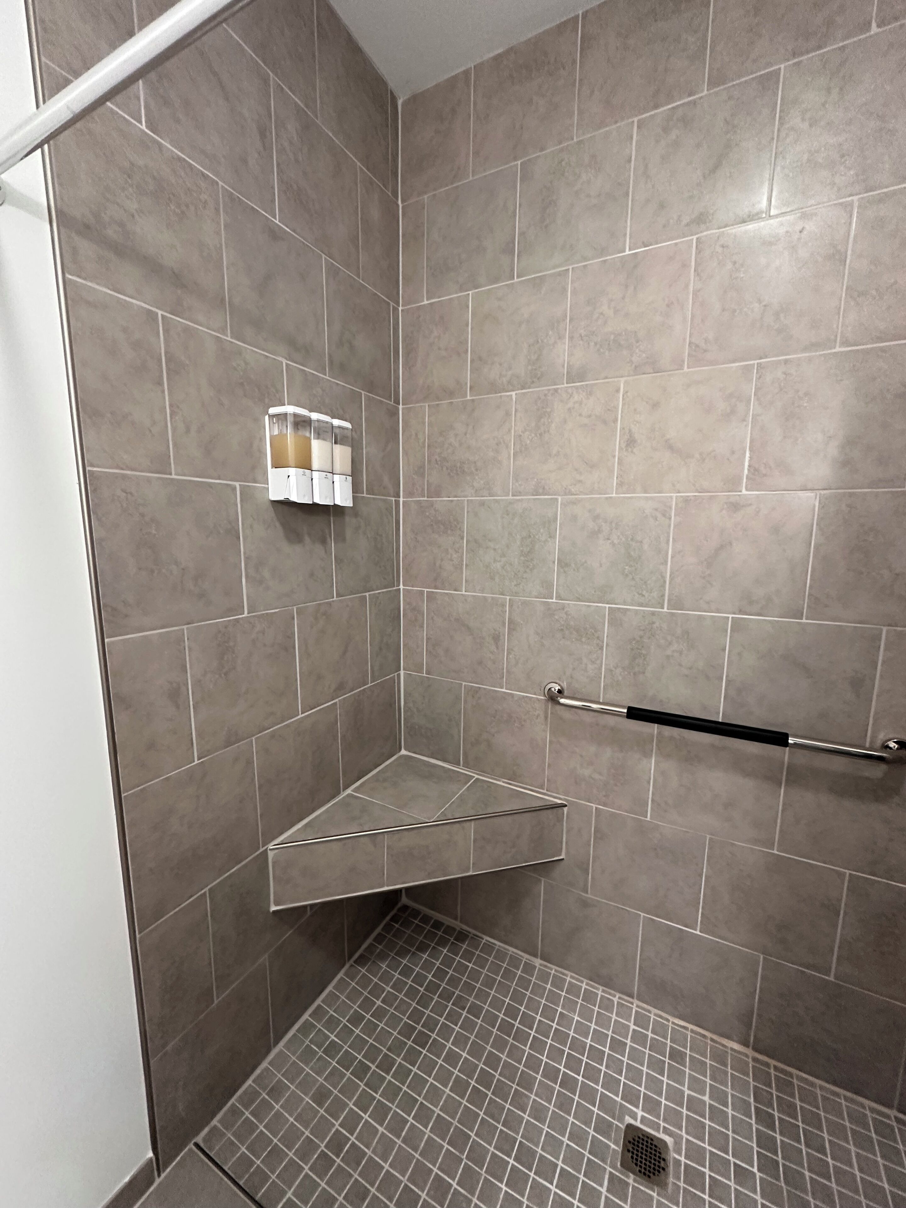 Douche, sèche-cheveux, serviettes fournies, savon