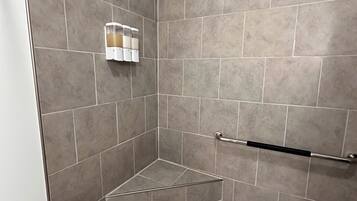 Douche, sĂšche-cheveux, serviettes fournies, savon