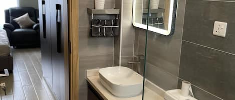 Regadera, tina de hidromasaje, secadora de cabello, bidet