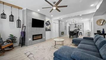 Smart TV y chimenea