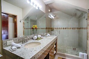 Secador de pelo, toallas, jabón, shampoo