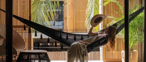 Brankas, tirai kedap cahaya, dan Wi-Fi gratis