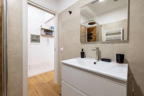 Shower, hair dryer, bidet, towels