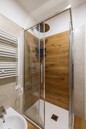 Dusche, Haartrockner, Bidet, Handtücher