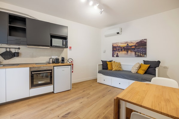 Micro-ondes, four, plaque de cuisson, lave-vaisselle
