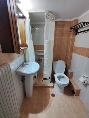 Shower, hair dryer, towels, soap - Cozy & Connected (Athina)