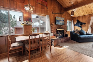 In-room dining - Forest Edge Retreat (Big Bear City)