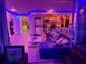 TV connectée, cheminée, jeux vidéo