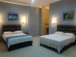 Espacio para trabajar con laptop y wifi gratis 