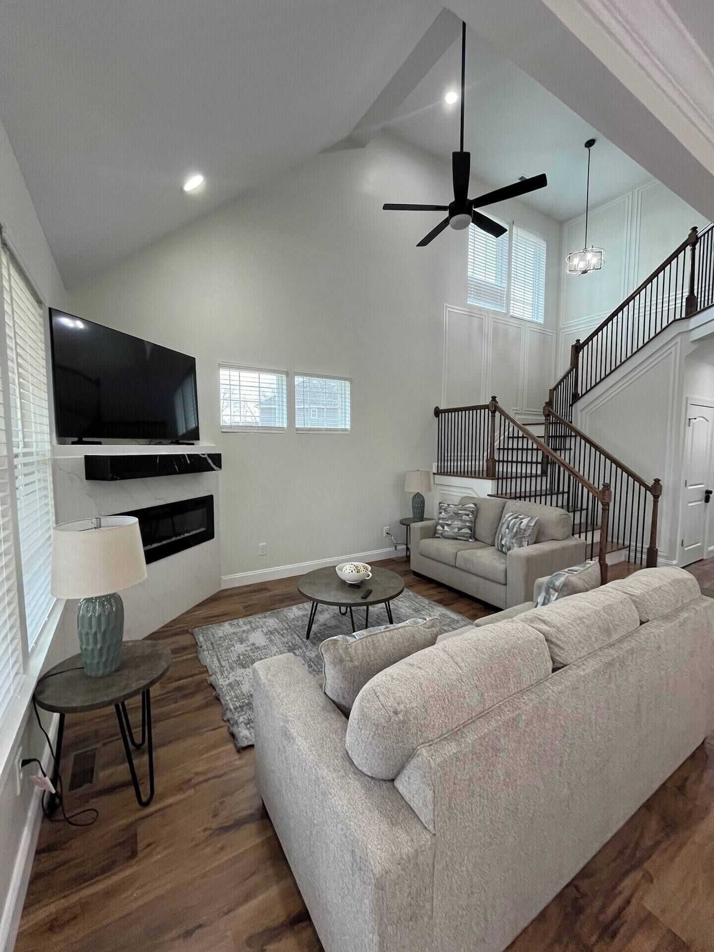 Smart-tv, een computerscherm en een printer