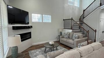 Smart-tv, een computerscherm en een printer