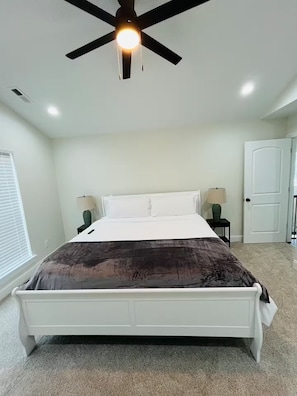 4 bedrooms, desk, WiFi, bed sheets