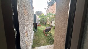 Standard Room with Garden | Bộ đồ giường cao cấp, bàn ủi/dụng cụ ủi quần áo, bộ trải giường 