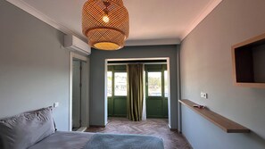 Deluxe Room with Bay Window | Hochwertige Bettwaren, Bügeleisen/Bügelbrett, Bettwäsche