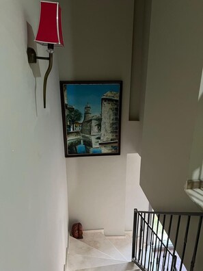 Habitación clásica, balcón, vistas a la piscina | Ropa de cama de alta calidad y tabla de planchar con plancha