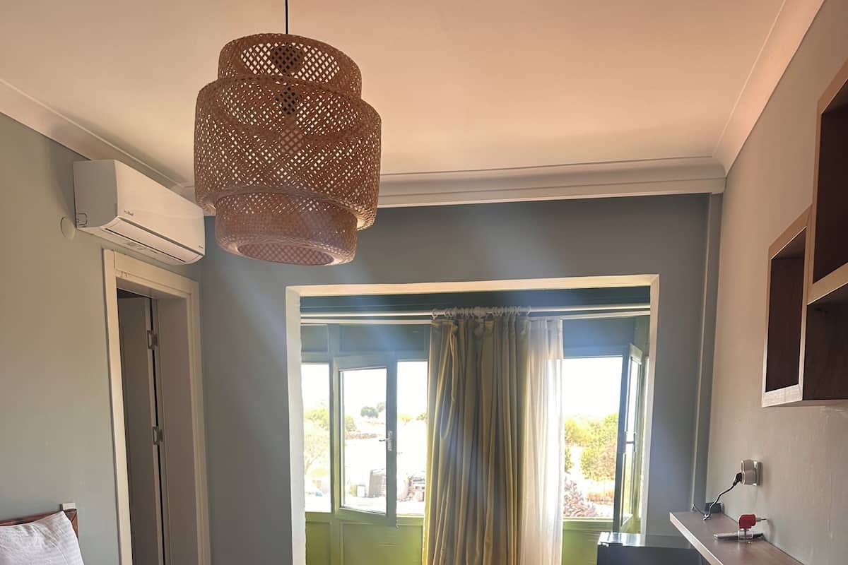 Deluxe Room with Bay Window | 고급 침구, 다리미/다리미판, 침대 시트