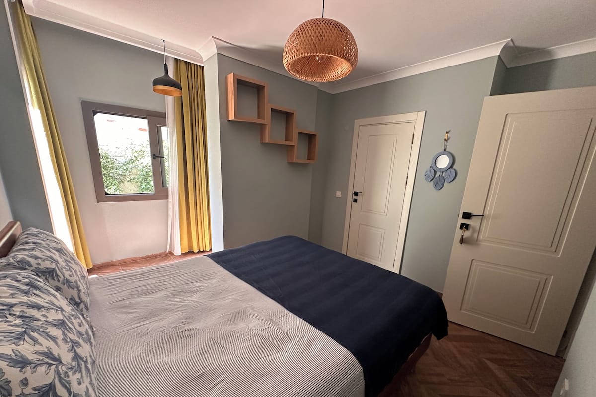 Standard Room with Garden | Sängtillbehör av högsta kvalitet, strykjärn/strykbräda och sängkläder