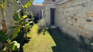 Standard Room with Garden | Sengetøy av topp kvalitet, strykejern/-brett og sengetøy