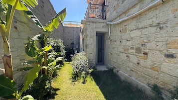 Standard Room with Garden | Ropa de cama de alta calidad y tabla de planchar con plancha