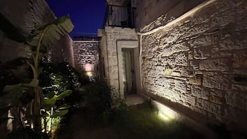 Standard Room with Garden | Bộ đồ giường cao cấp, bàn ủi/dụng cụ ủi quần áo, bộ trải giường
