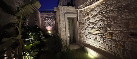 Standard Room with Garden | Hochwertige Bettwaren, Bügeleisen/Bügelbrett, Bettwäsche
