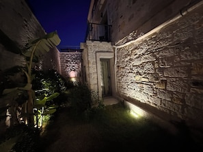 Standard Room with Garden | Hochwertige Bettwaren, Bügeleisen/Bügelbrett, Bettwäsche