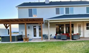 Outdoor dining - Spacious 6-bedroom house in charming Kanab with WiFi, AC and outdoor amenities (Kanab)