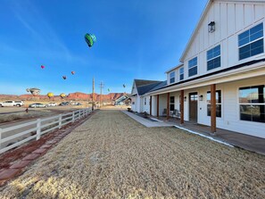 Exterior - Spacious 6-bedroom house in charming Kanab with WiFi, AC and outdoor amenities (Kanab)